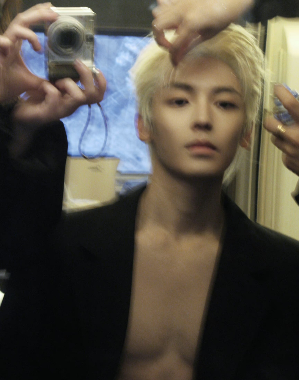 侯明昊晒腹肌照