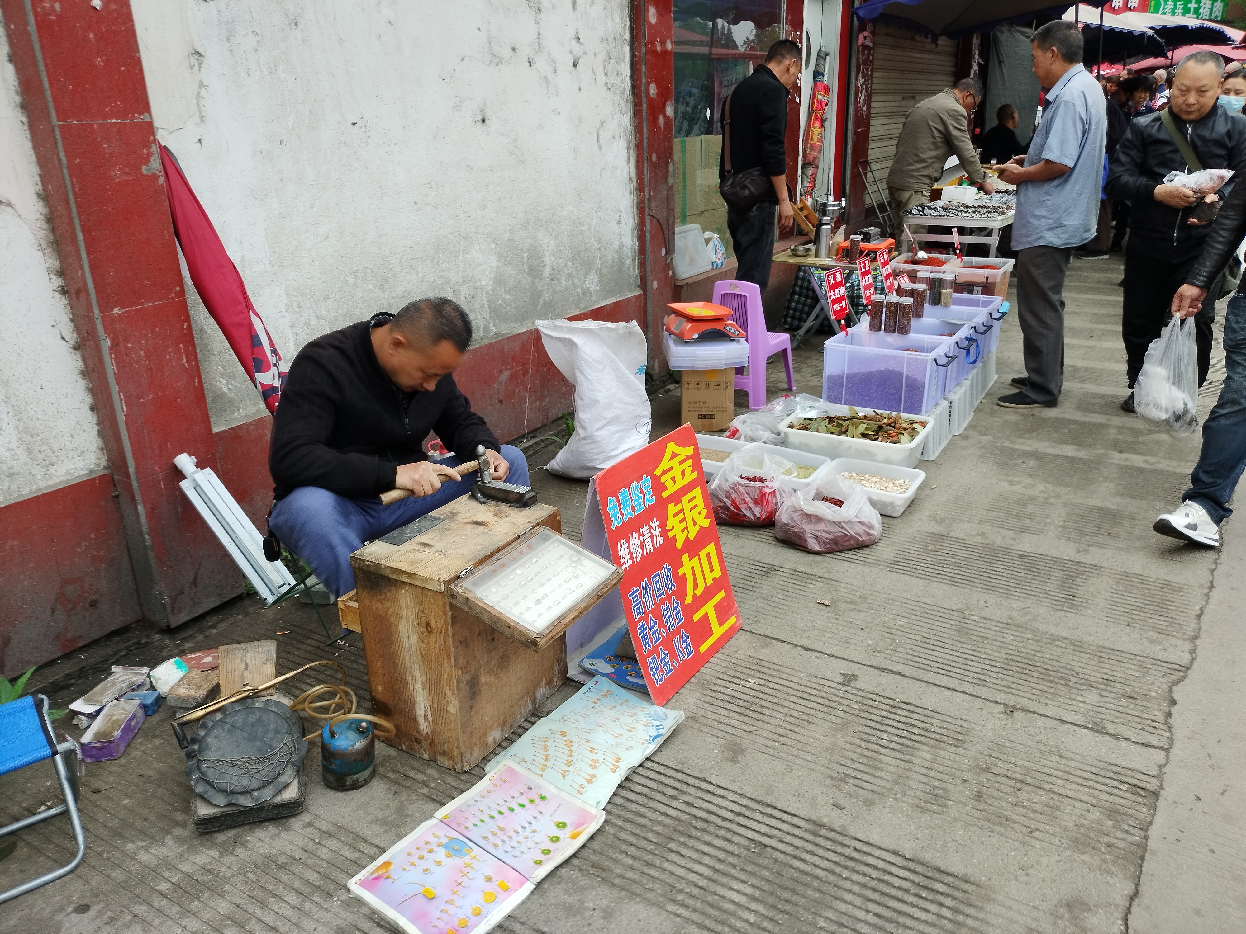 天回镇赶场,热闹得很哟