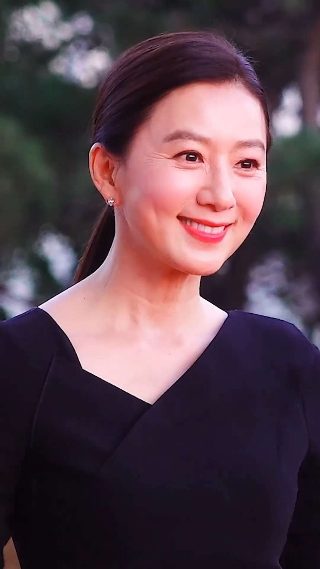 韩国女星金喜爱红毯造型,经历过岁月沉淀的女人更美丽!-度小视