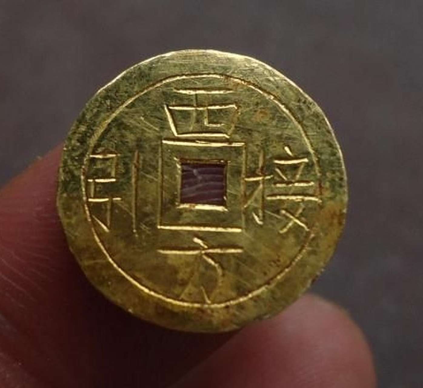 "西方接引"金质花钱 直径17mm,1g左右.