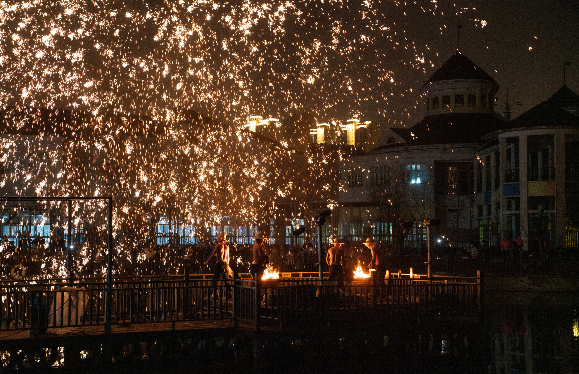 古代人的浪漫,千年非物质文化遗产——打火花,又名"打铁花",是一种