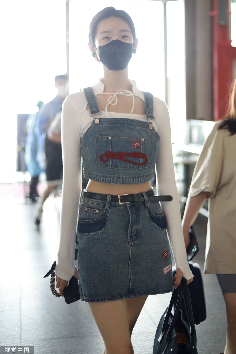 组图：张艺凡长发盘起现身机场 穿牛仔背带和短裙靓丽甜美第1张图片