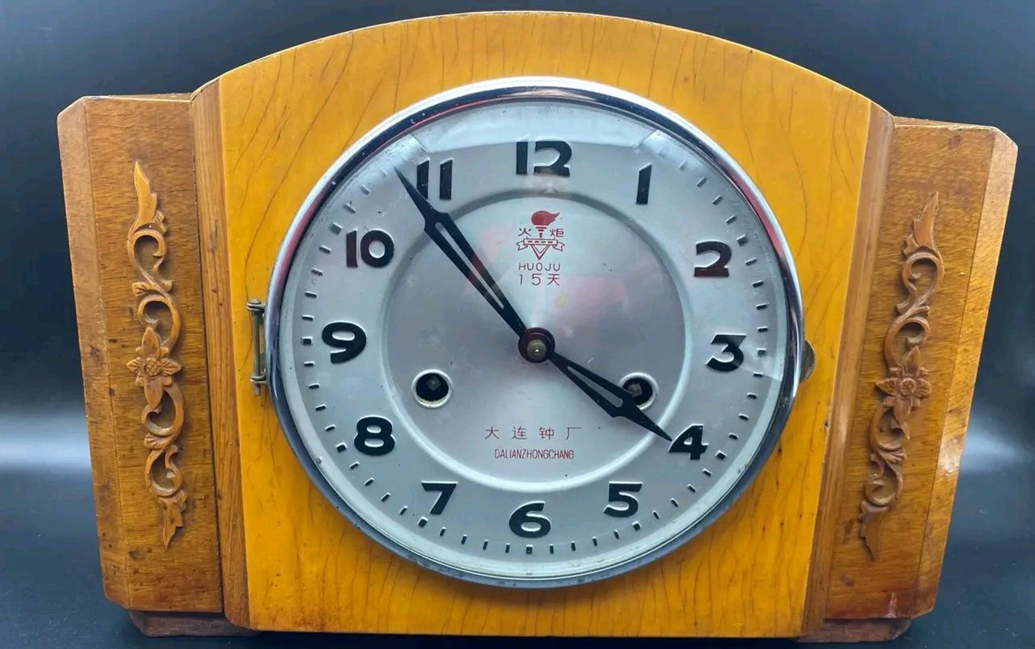 四十多年的老物件,火炬牌座钟,依然勤勤恳恳每时每分在认真工作.