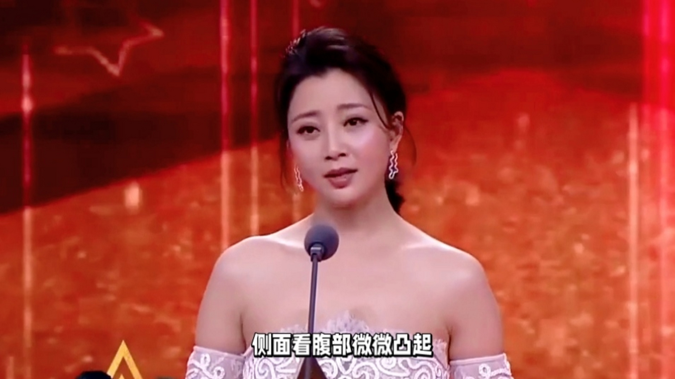 最近,殷桃被偶遇与小1岁的演员赵达以及母亲一同现身某餐厅吃饭,疑似