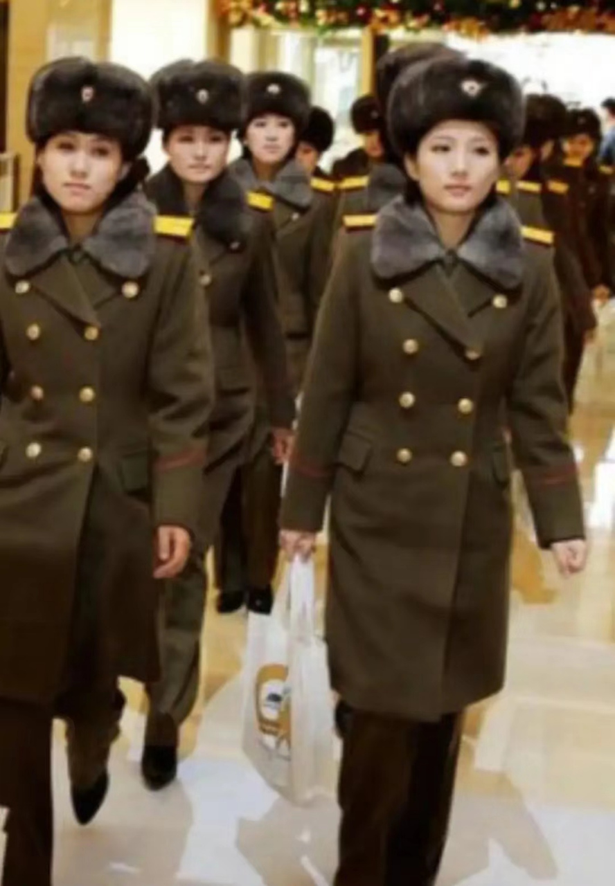 这是朝鲜牡丹峰乐团的女兵,这些女孩个个气质不凡,肤白貌美大长腿