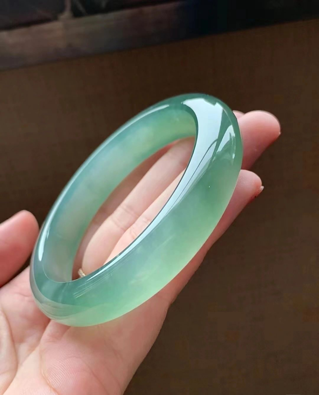 翡翠# 湖水绿翡翠玉手镯,种水好,手镯成色非常均匀,晶莹剔透,颜色很