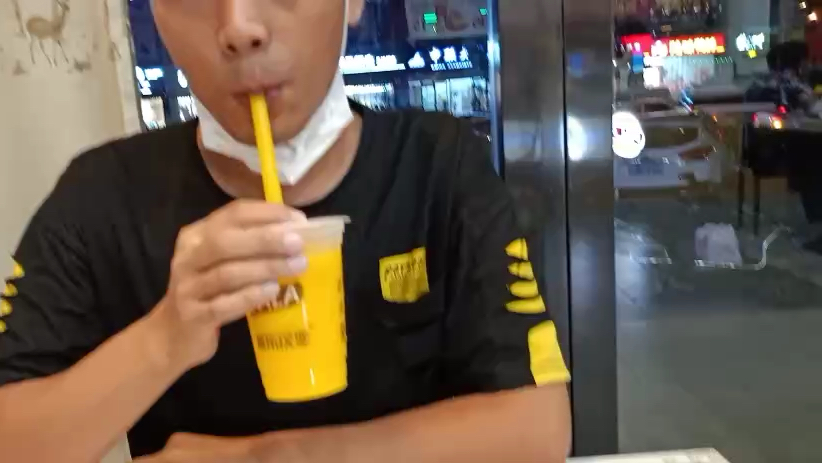 我在派乐汉堡喝奶茶