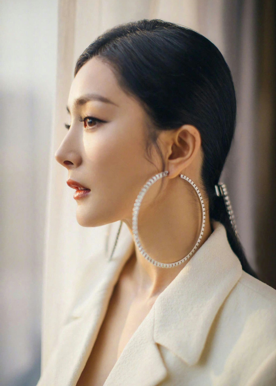 杨幂戴超大耳环造型   #心随星动