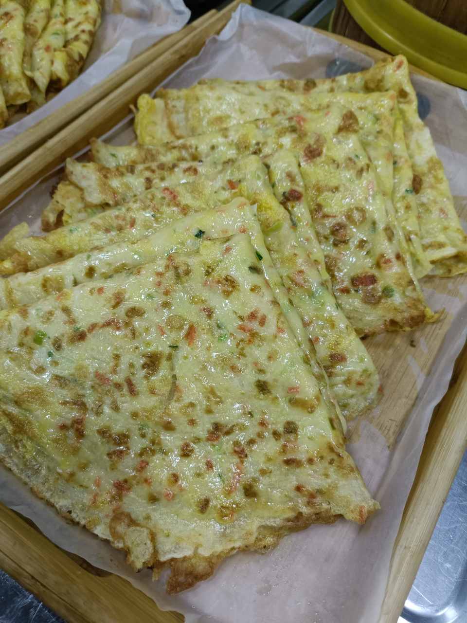 咸食,是用白面糊糊加葱花或韭菜摊制的薄饼,如果加