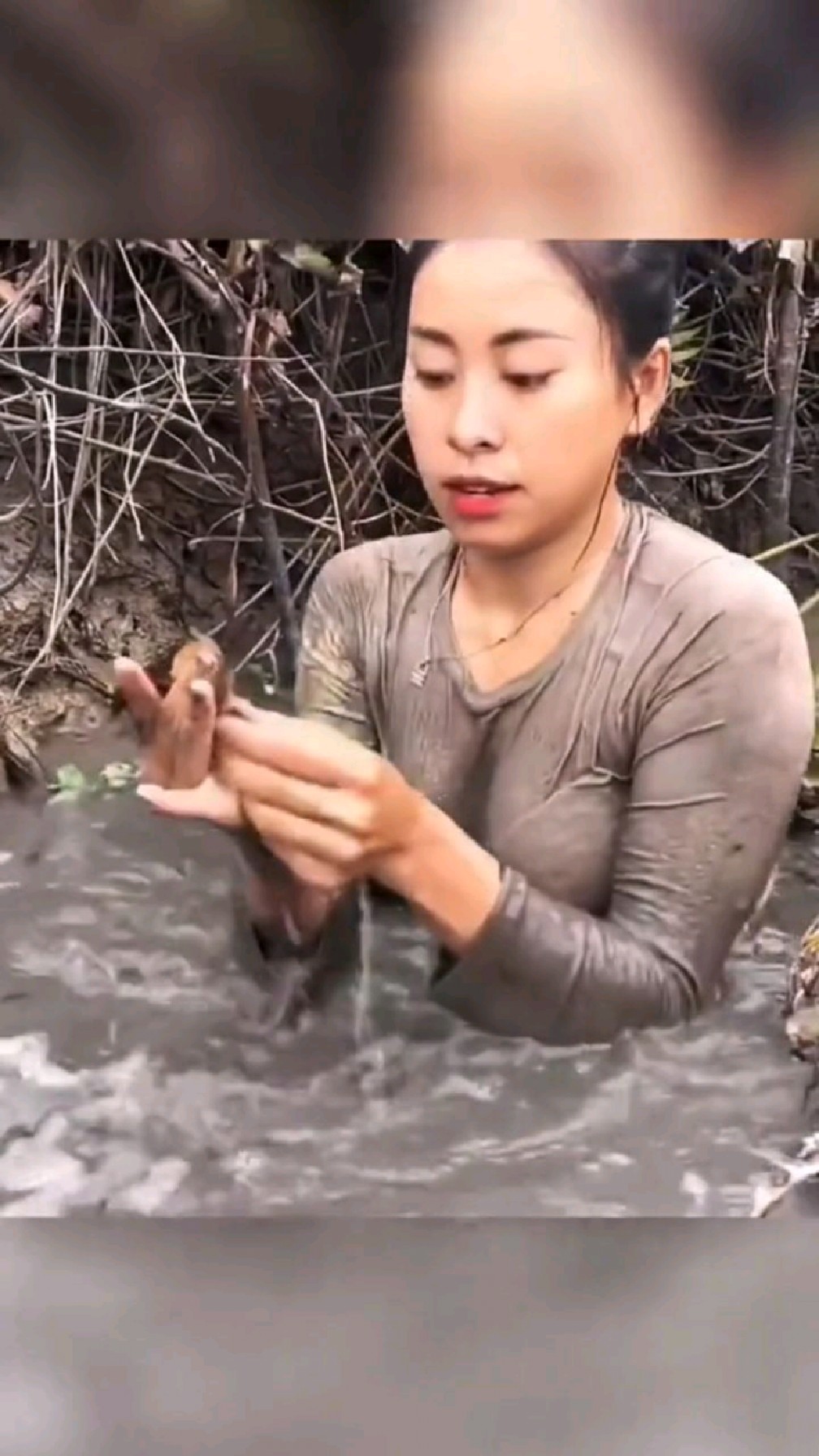 越南美女喜欢下水抓鱼