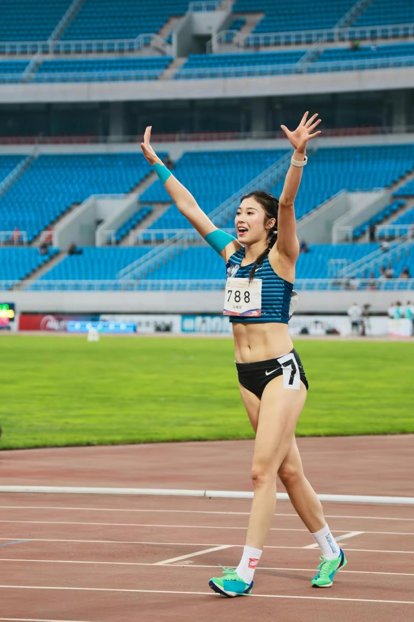 她是中国当前唯一一位达标巴黎奥运的短跑运动员,而她的成就来之不易