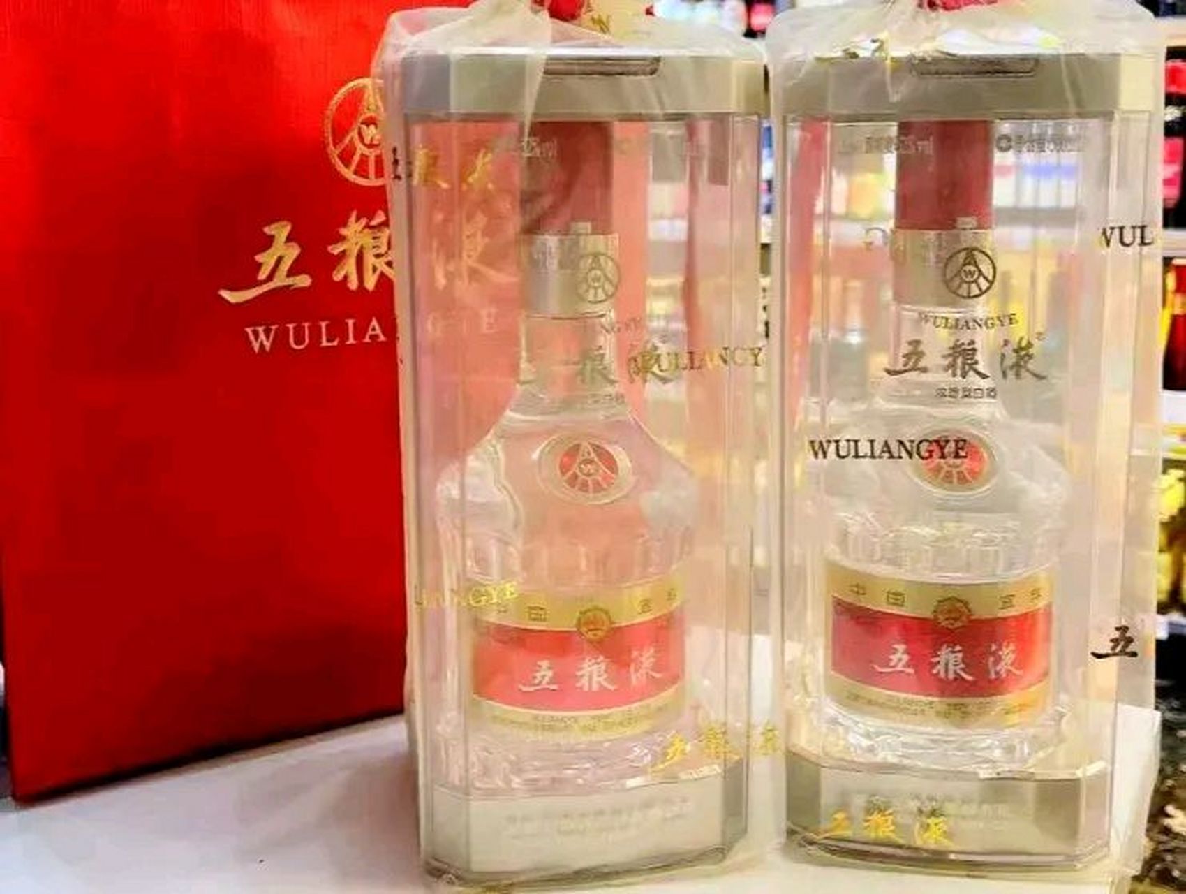 江苏南京,一老大爷超市买了2瓶打折五粮液,一共花了1737.77元钱.