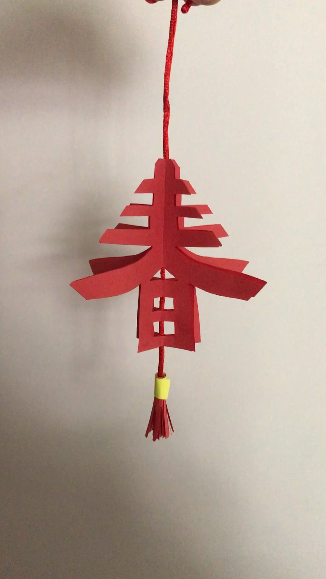 春节快到了,做一个简单好看的立体春字剪纸挂件吧,-度小视