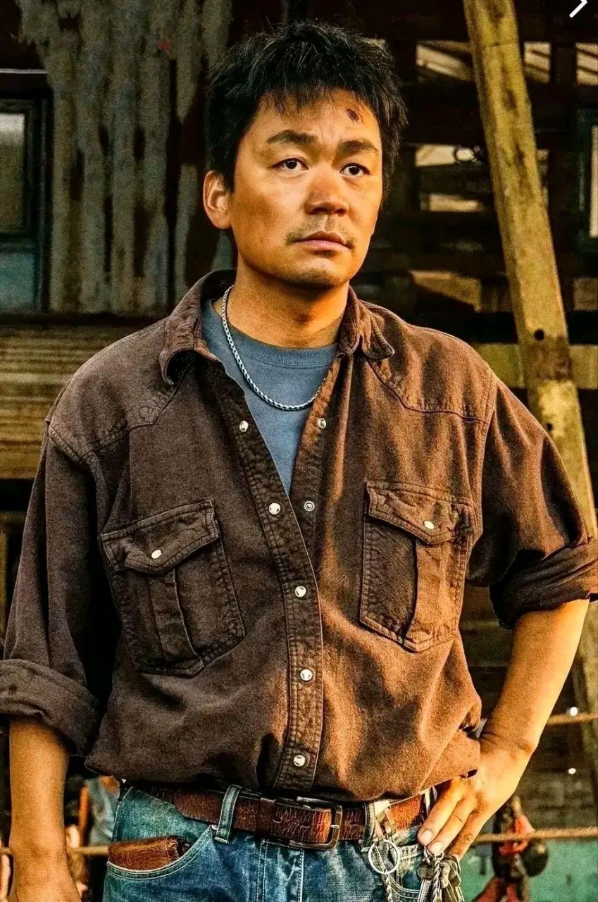 王宝强电影《八角笼中》大火,某国际名导说:"初中生看监视器,导演的