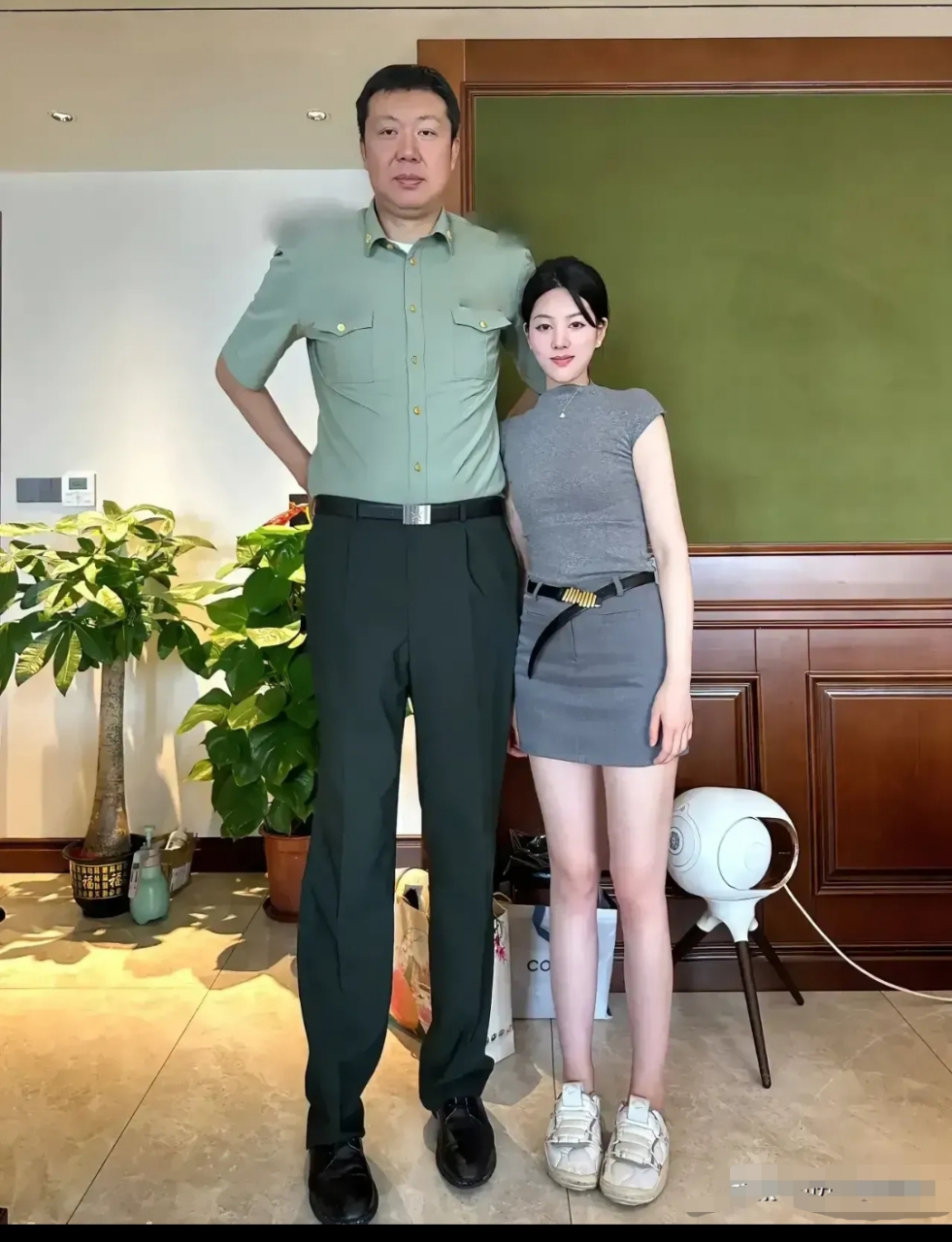 7米,照片中能看出周蕾还没到王治郅肩膀,不过有人说