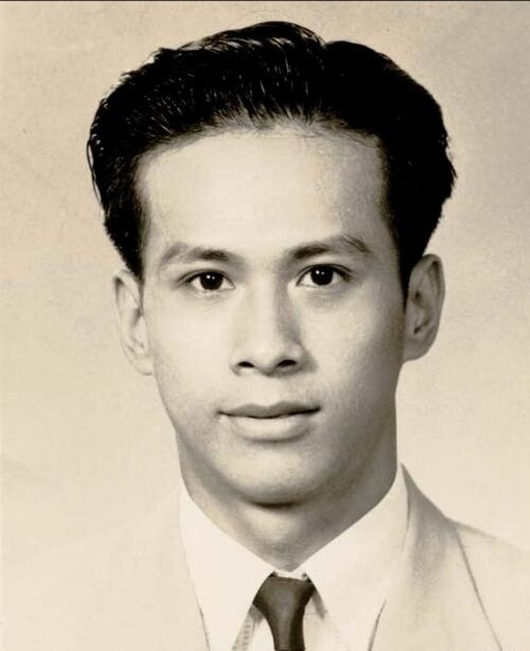 李嘉诚是如何发现塑胶花商机的?