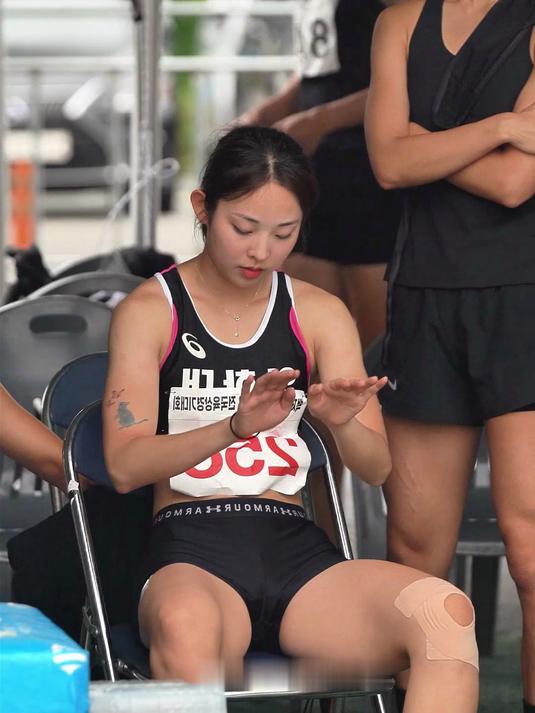 韩国美女田径运动员在比赛之前拍打肌肉放松状态!