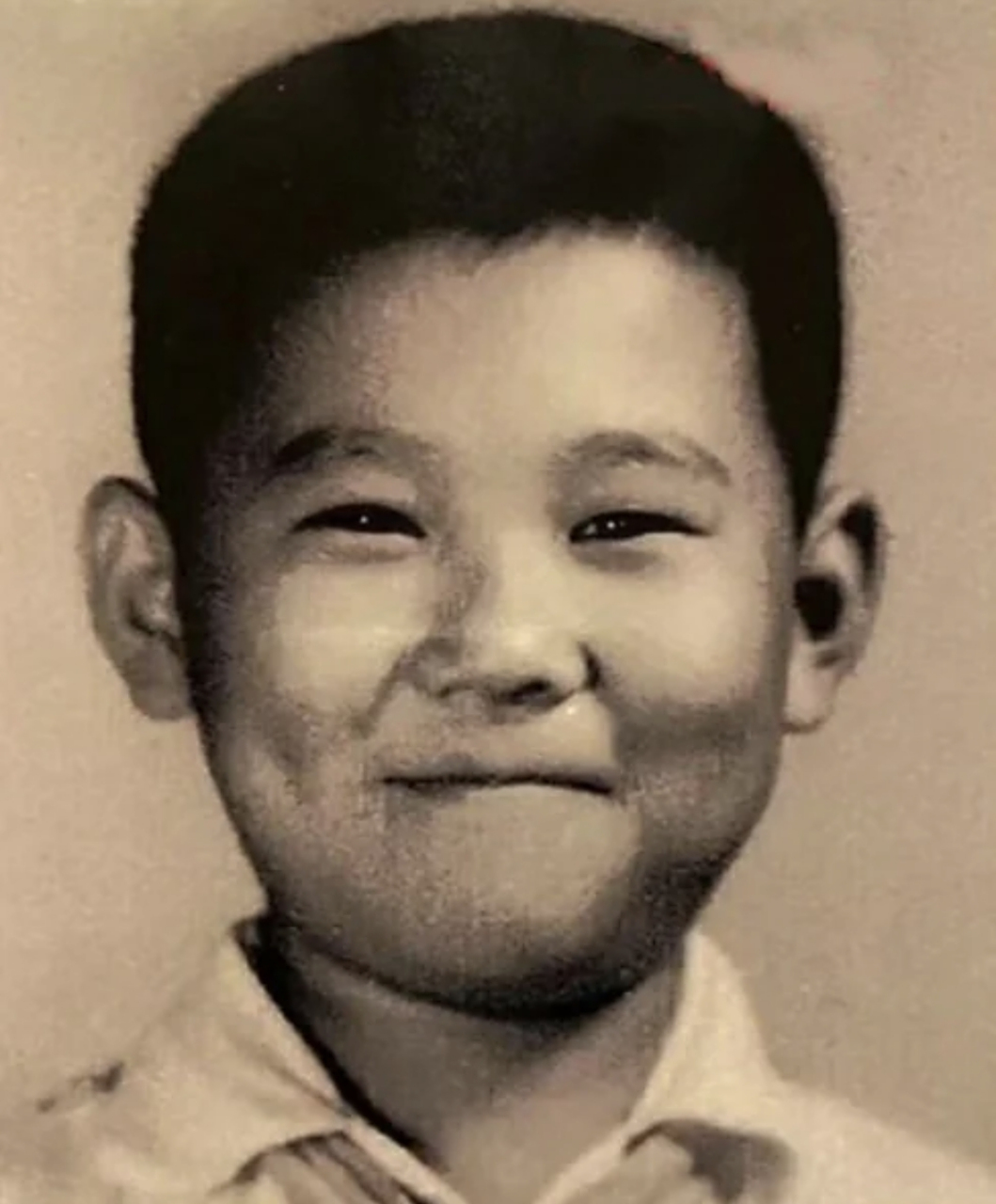 网友:有没有人认识这个有酒窝的小黑胖子,他长大以后会有出息吗?