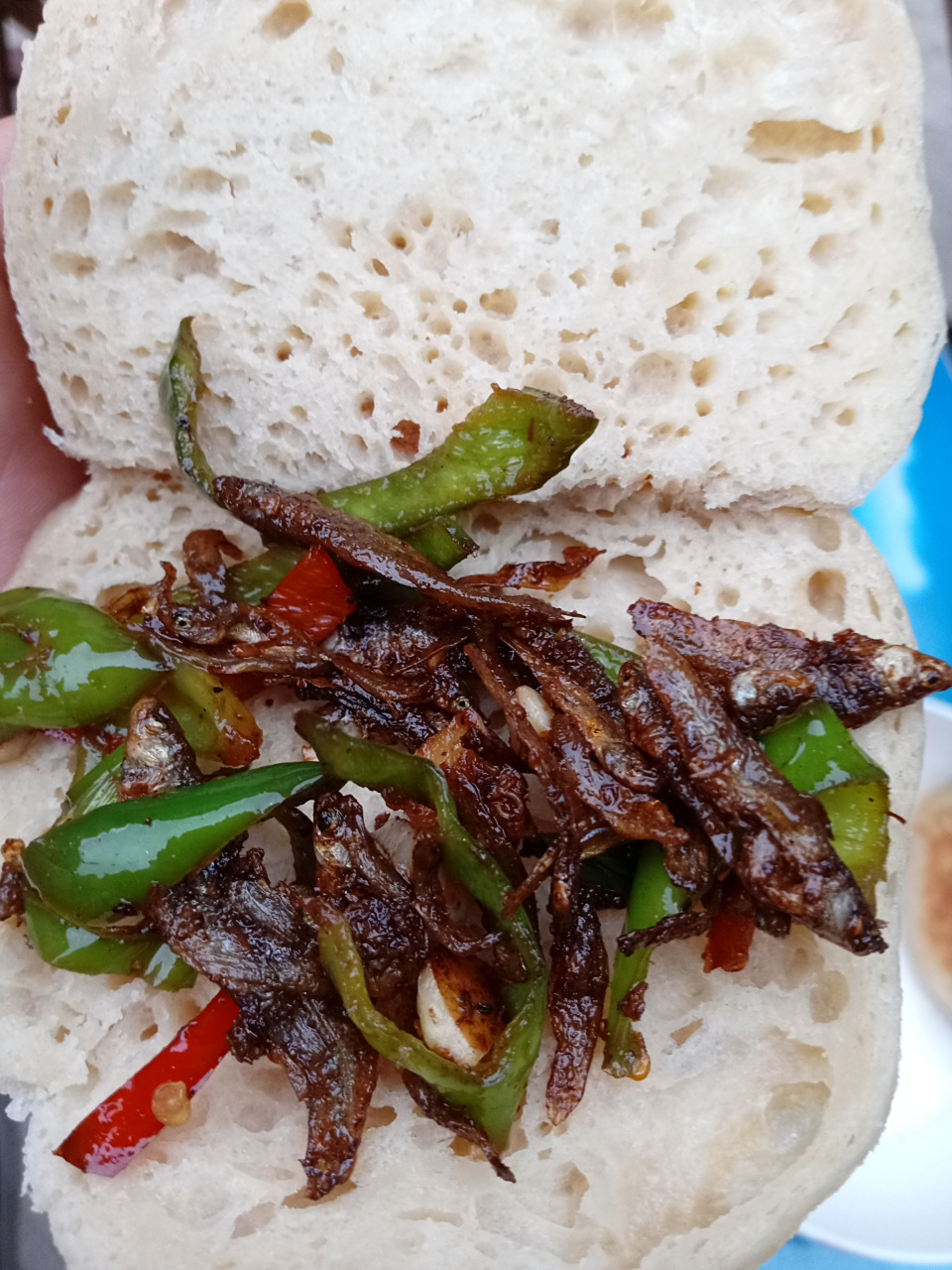 分享一道美食,辣椒炒干巴鱼子,配上妈妈牌手工烙饼,非常下饭