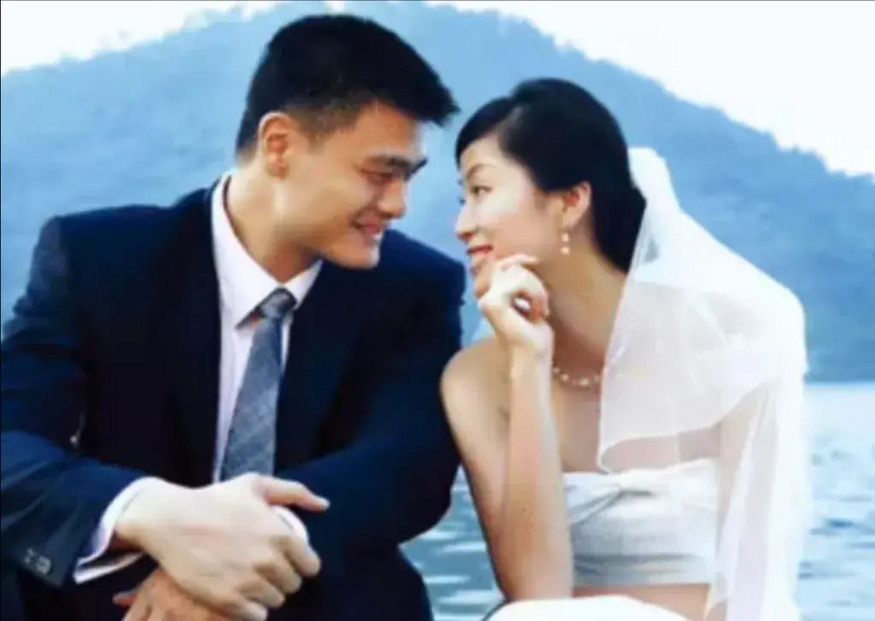 盖不住的遮羞布,姚明隐藏身体秘密曝光才知叶莉16年的婚姻有苦难言.