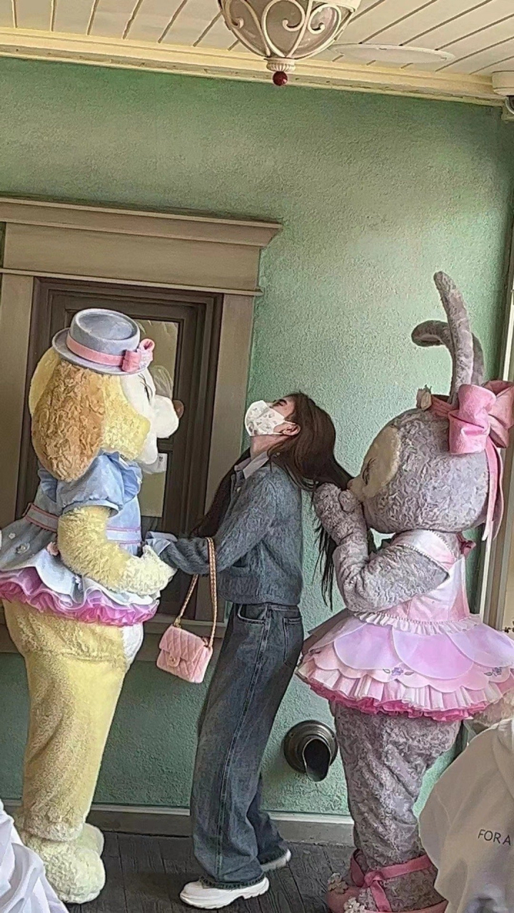 鞠婧祎真幸福!去迪士尼玩偶主动贴来,一起拍美照!