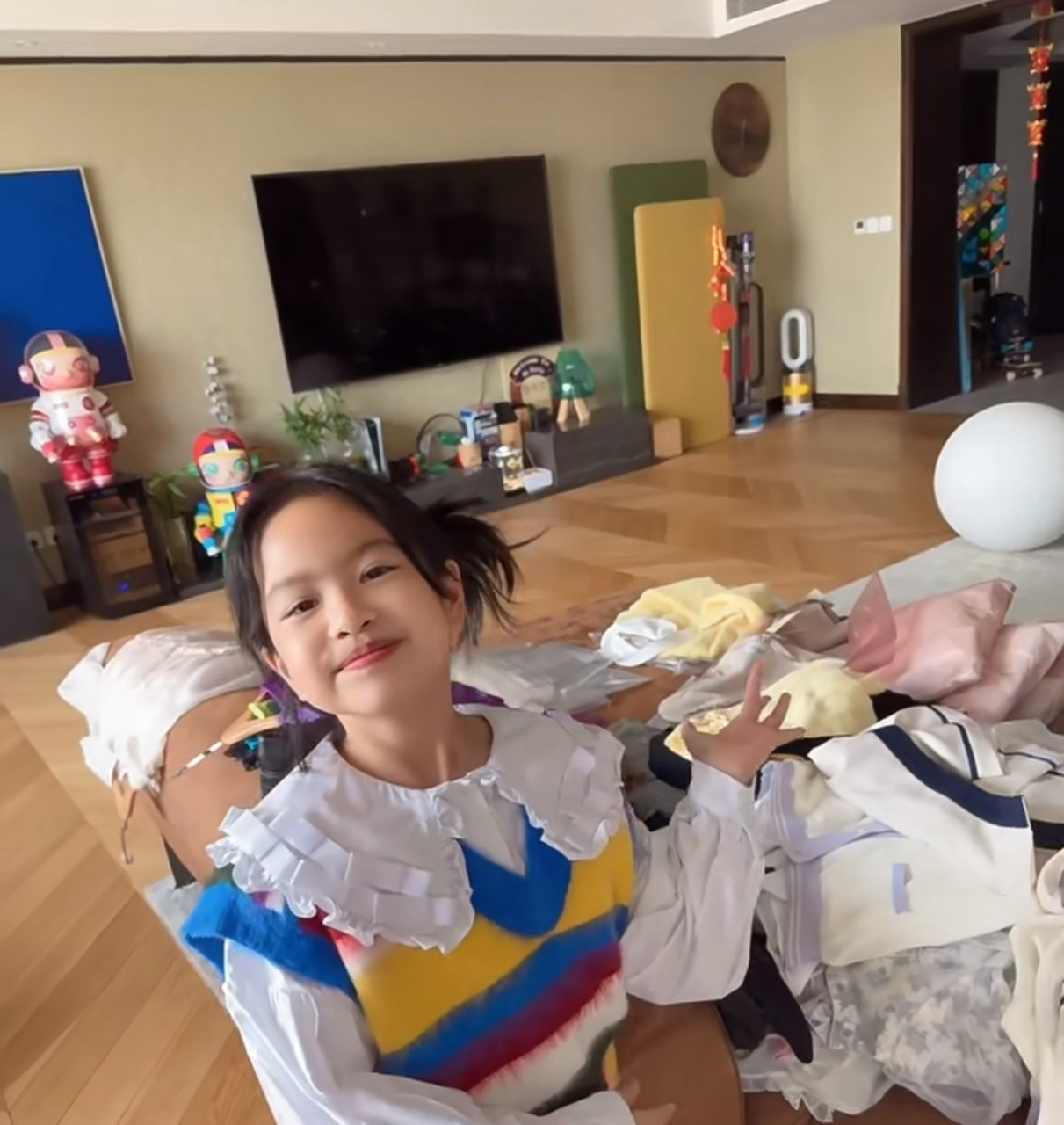 包贝尔女儿近照,她和妈妈包文婧出镜录视频,母女俩是闺蜜相处的模式