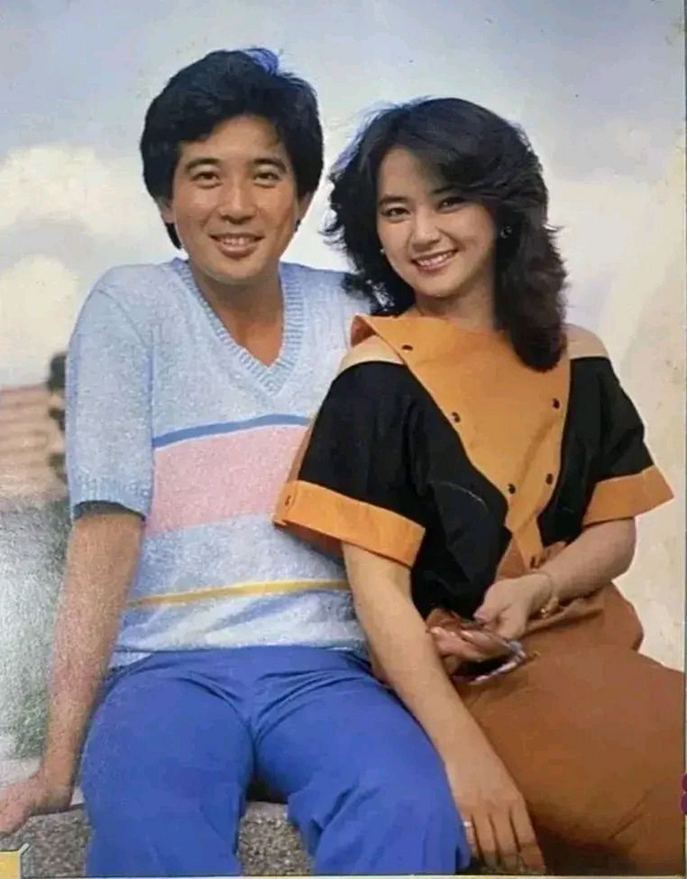 老照片: 图一是秦汉和林凤娇的一张泳装合影.