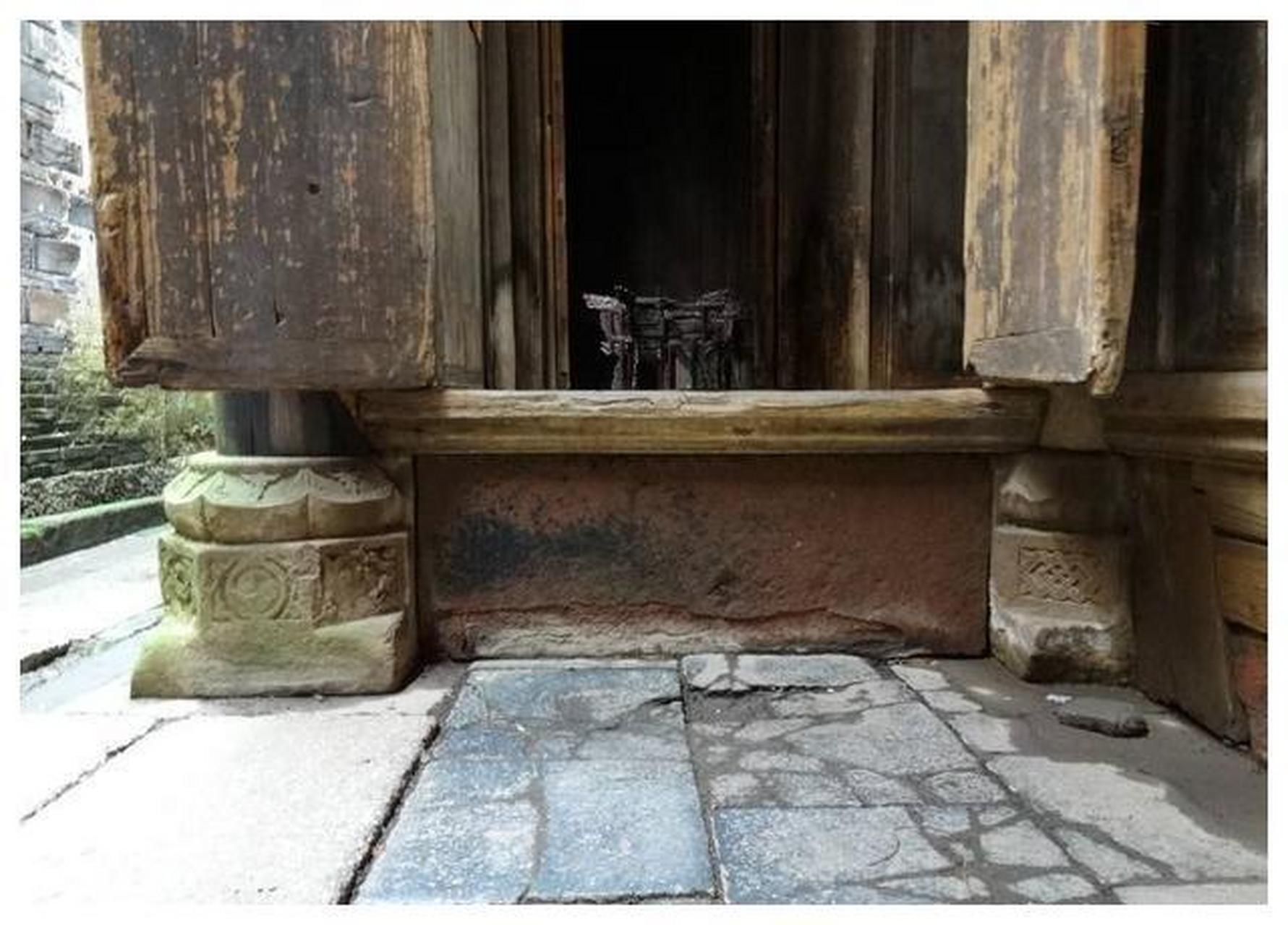 古人为什么要在门口放门槛呢          古代的门槛,是权力和地位的