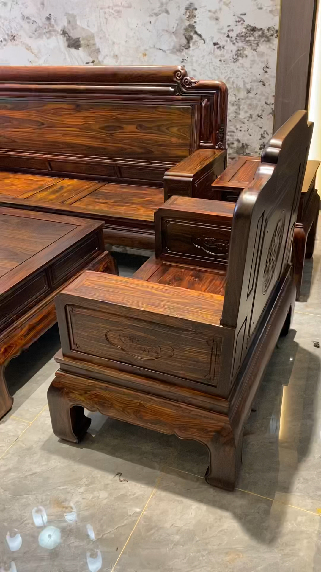 阔叶黄檀最大的优点,纹理好看,选择好看的白胚纹理,成品效果更完美!