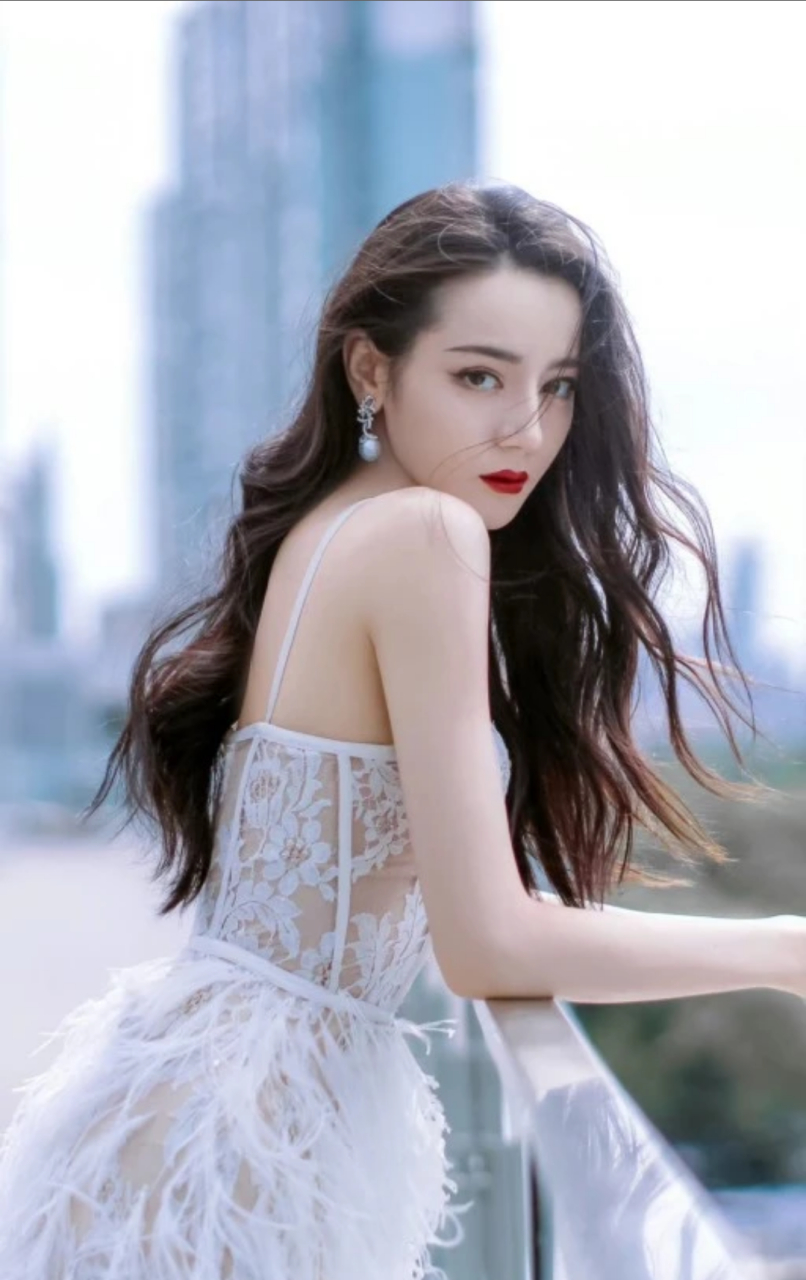 网友总结迪丽热巴没有大爆剧的原因,长相明艳英朗,性格甜美软萌,两者