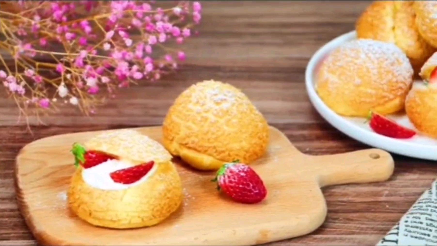 甜品店酥皮泡芙一个18元,自己在家就能做,个个空心,香酥可口!