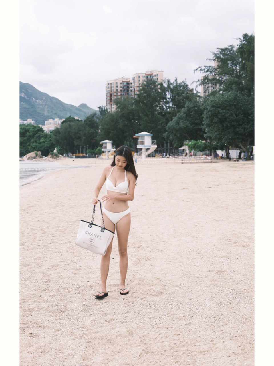 白色比基尼沙滩照 随便提个手提袋就出门是标准的香港生活 了吧