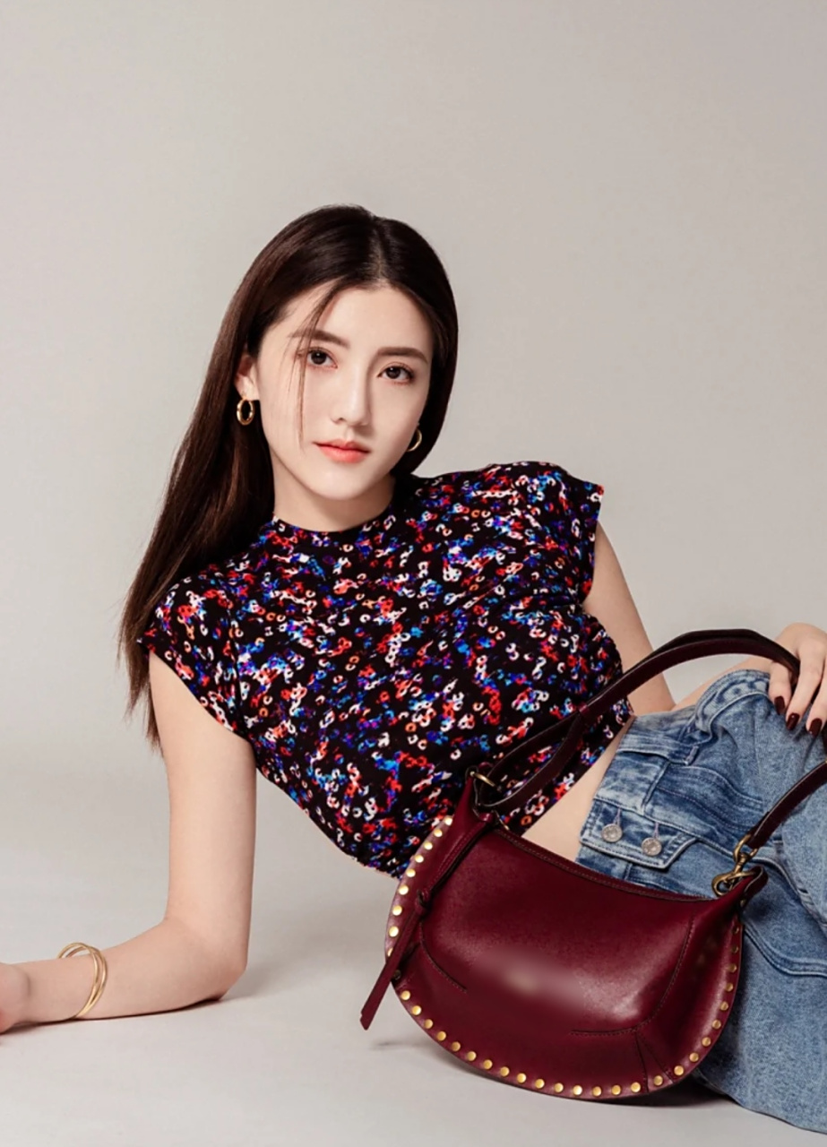 吴千语晒照秀马甲线,她最近在假期中也没放松身材管理,脸部轮廓感很