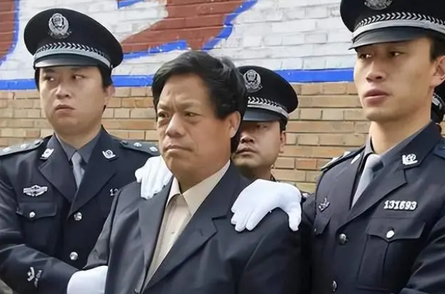 案例:法院"老虎"裴洪泉,好色又贪财,后因分赃不均被律师举报