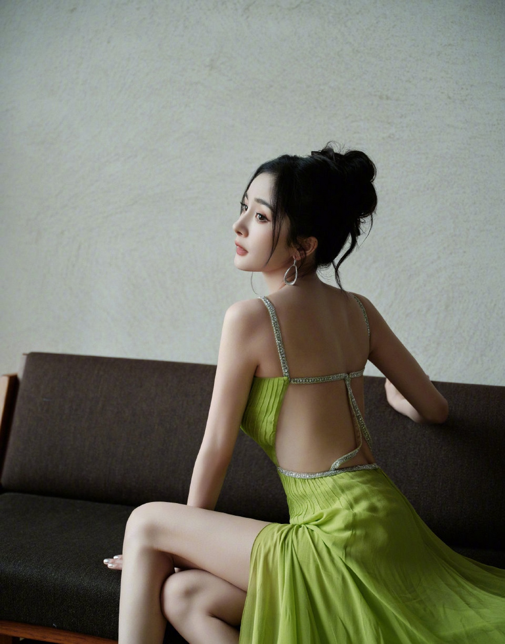 谁懂啊,我刚知道杨幂的时候,那时候她被骂体态不好,有点含胸驼背,可是