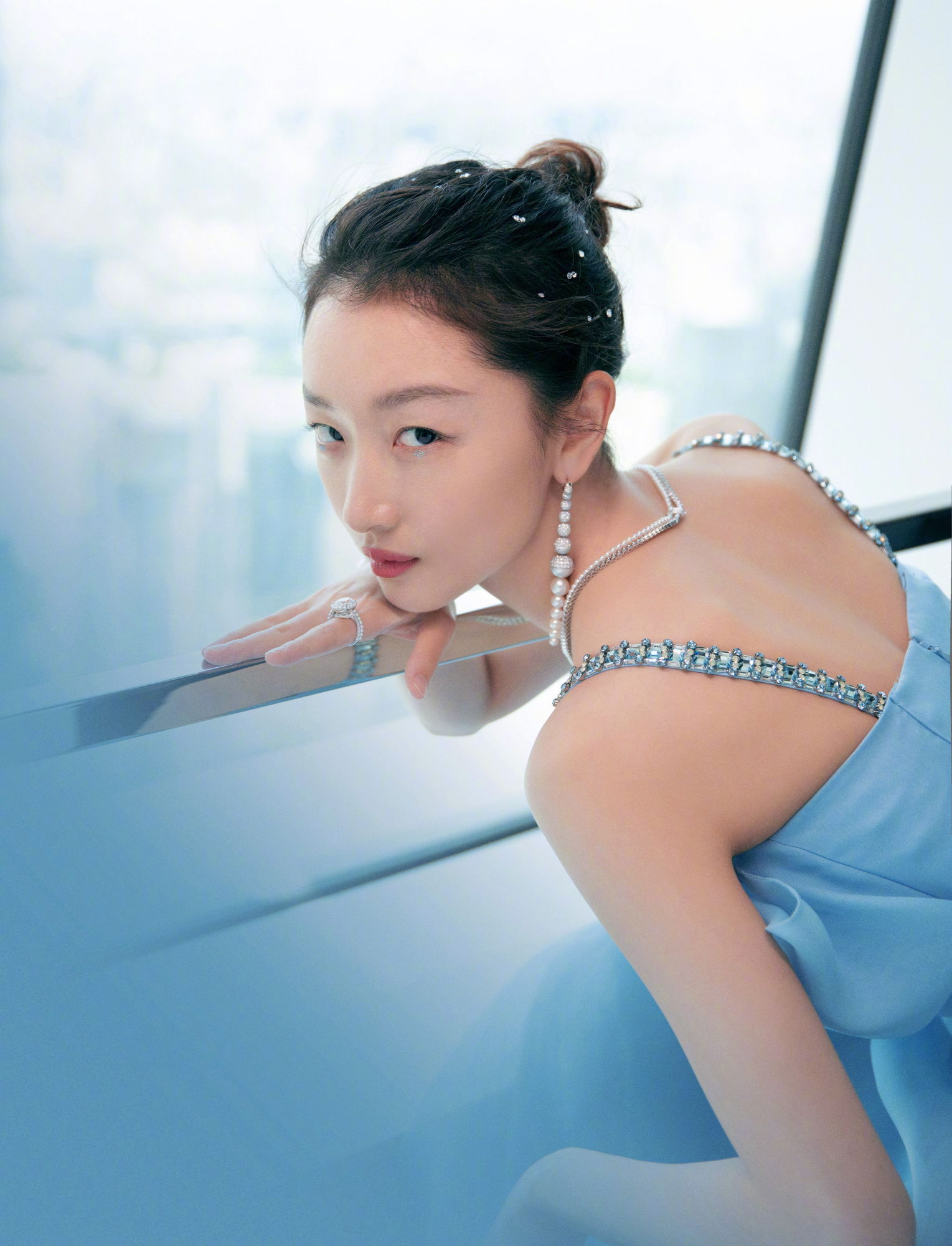 周冬雨冰蓝色蝴蝶抹胸裙清新甜美,搭配星空发型梦幻又仙气