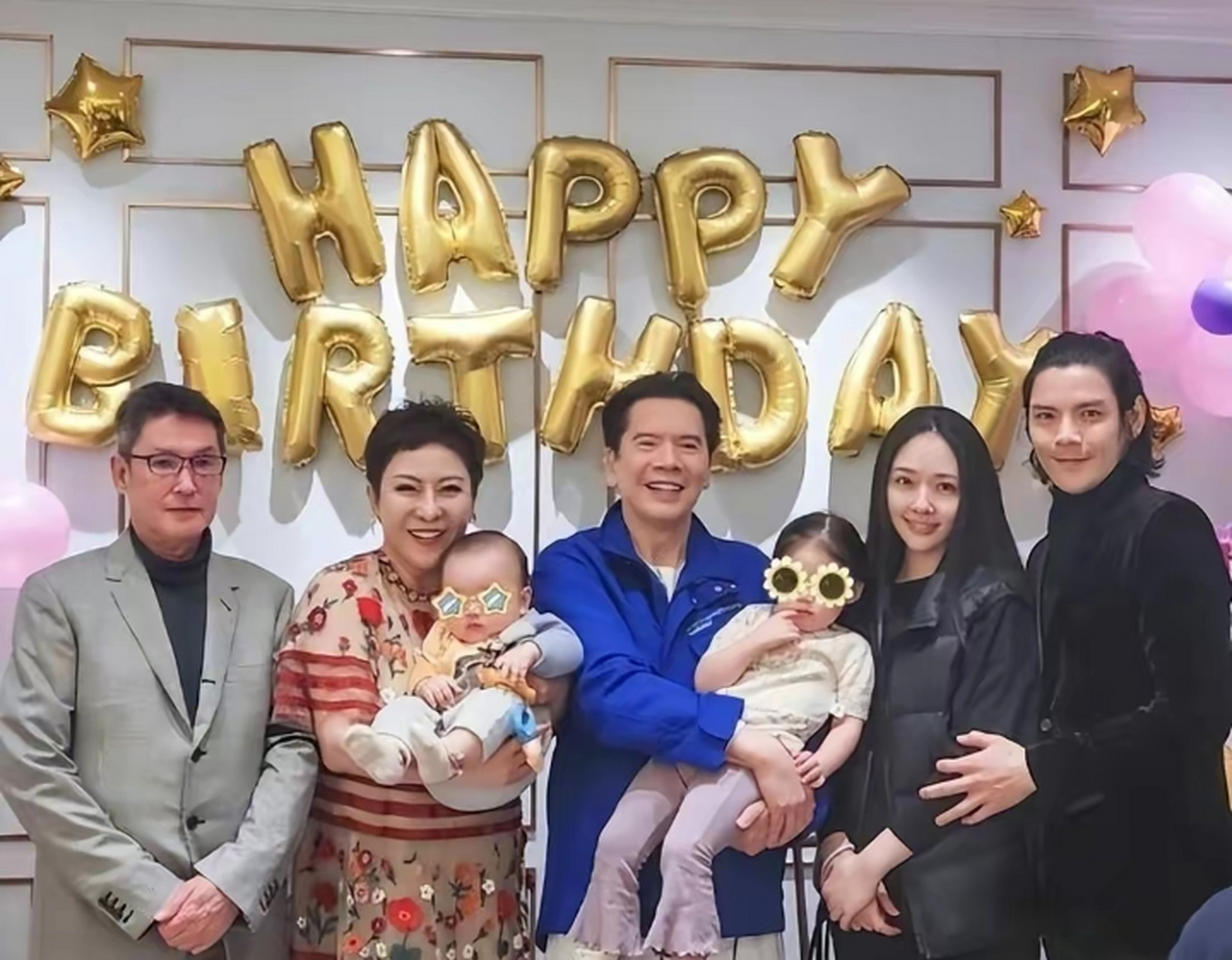向佐被曝现身夜店被众美女围绕,喝一杯就能加微信,本人发文回应:后勤