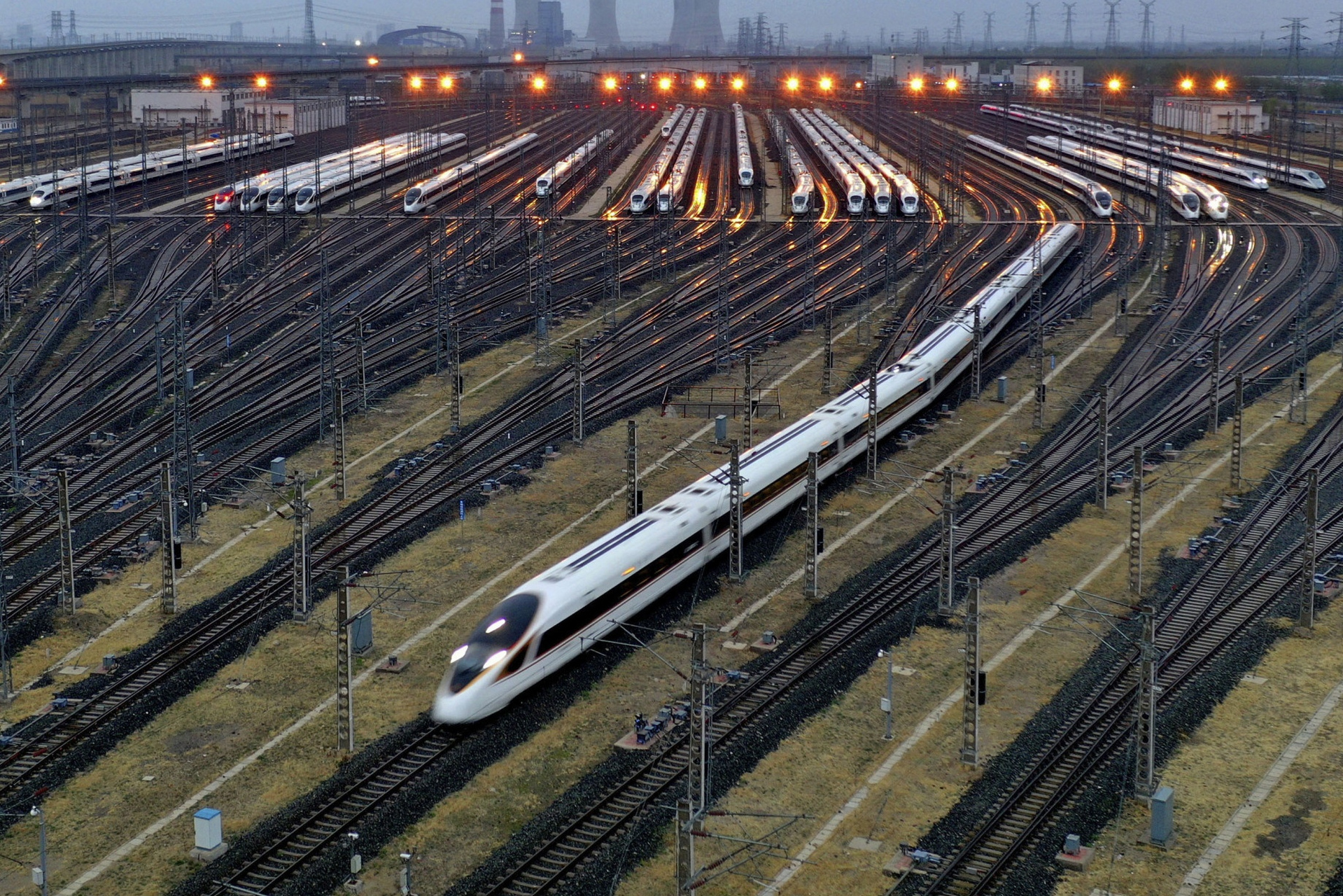 目前世界正处于百年未有之大变局,东升西降就是主要特征,东升的主力是