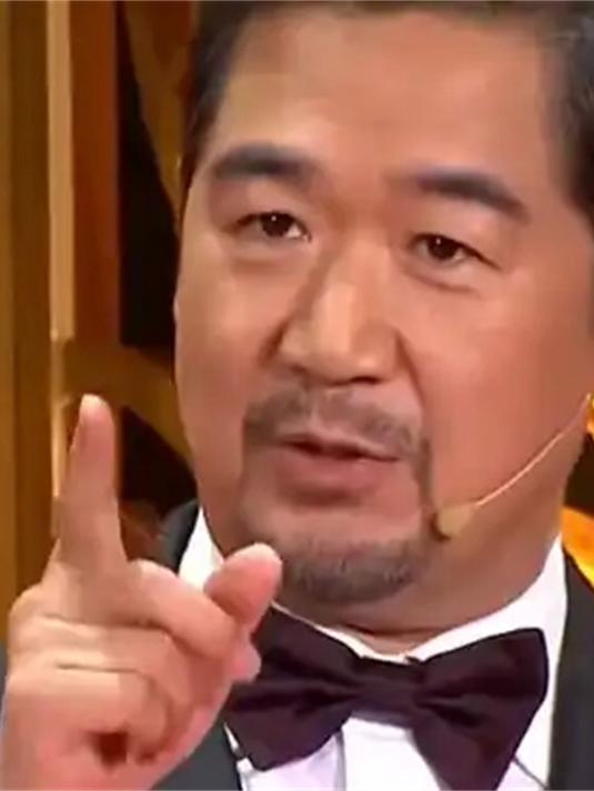 不愧是主持过春晚的!张国立一开口,瞬间抢走颁奖礼主持人风头