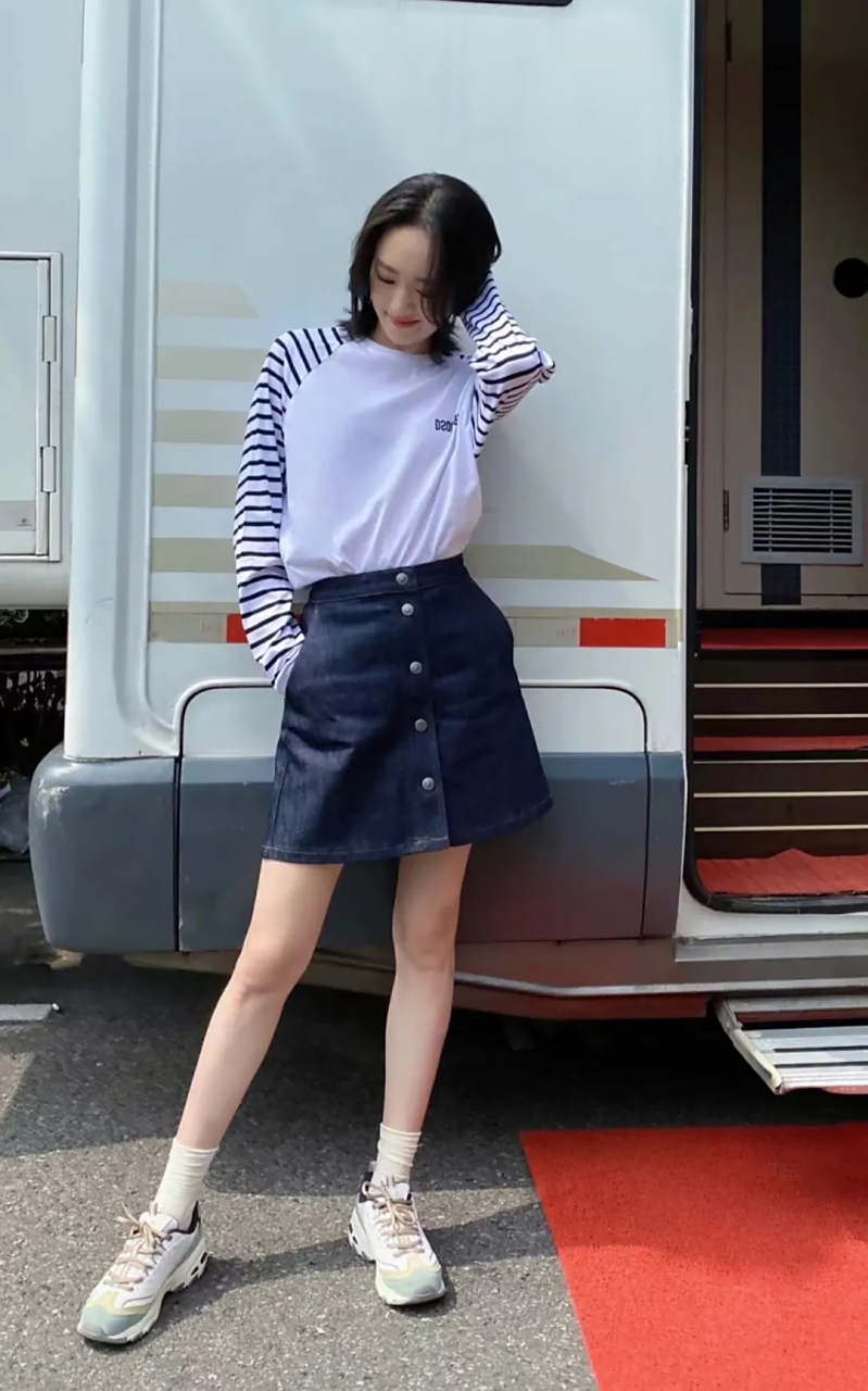 童瑶分享了周二穿搭,长袖搭牛仔裤展现出夏日的活力,而且十分有少女感
