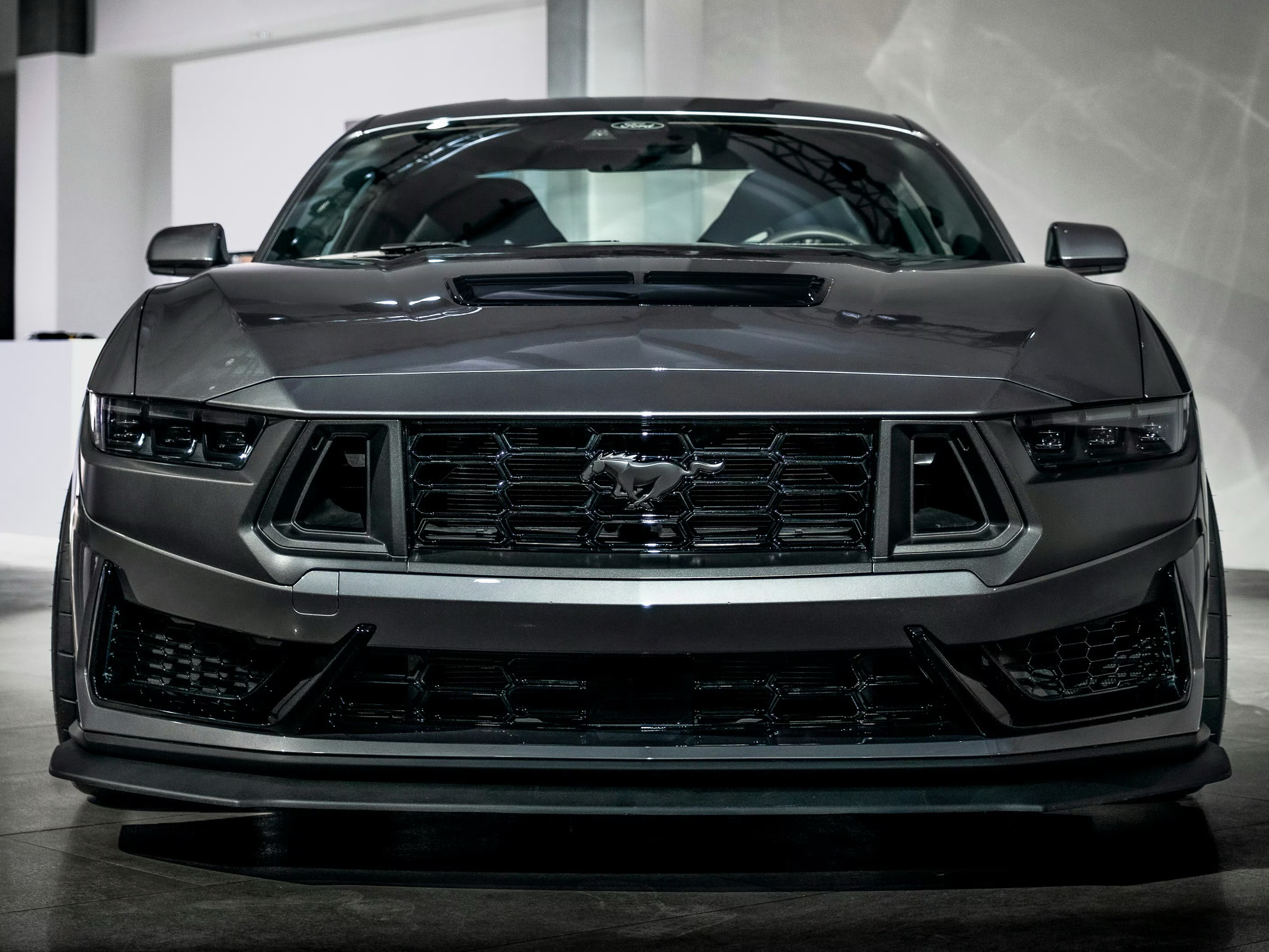 全新福特mustang dark horse 50黑马:极致性能与黑暗力量的交织