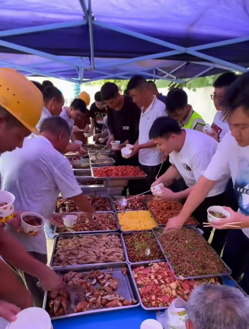 安徽合肥,一名大姐在路边卖快餐,10元35个菜任吃,鸡鸭鱼肉都有,拷谓