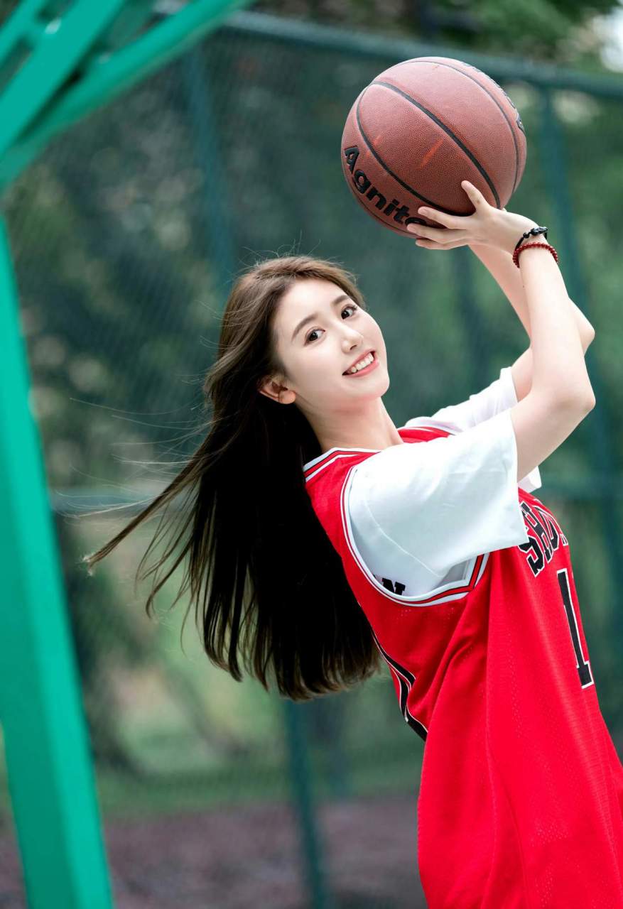 这样的女孩子打篮球,谁碰谁不迷糊?
