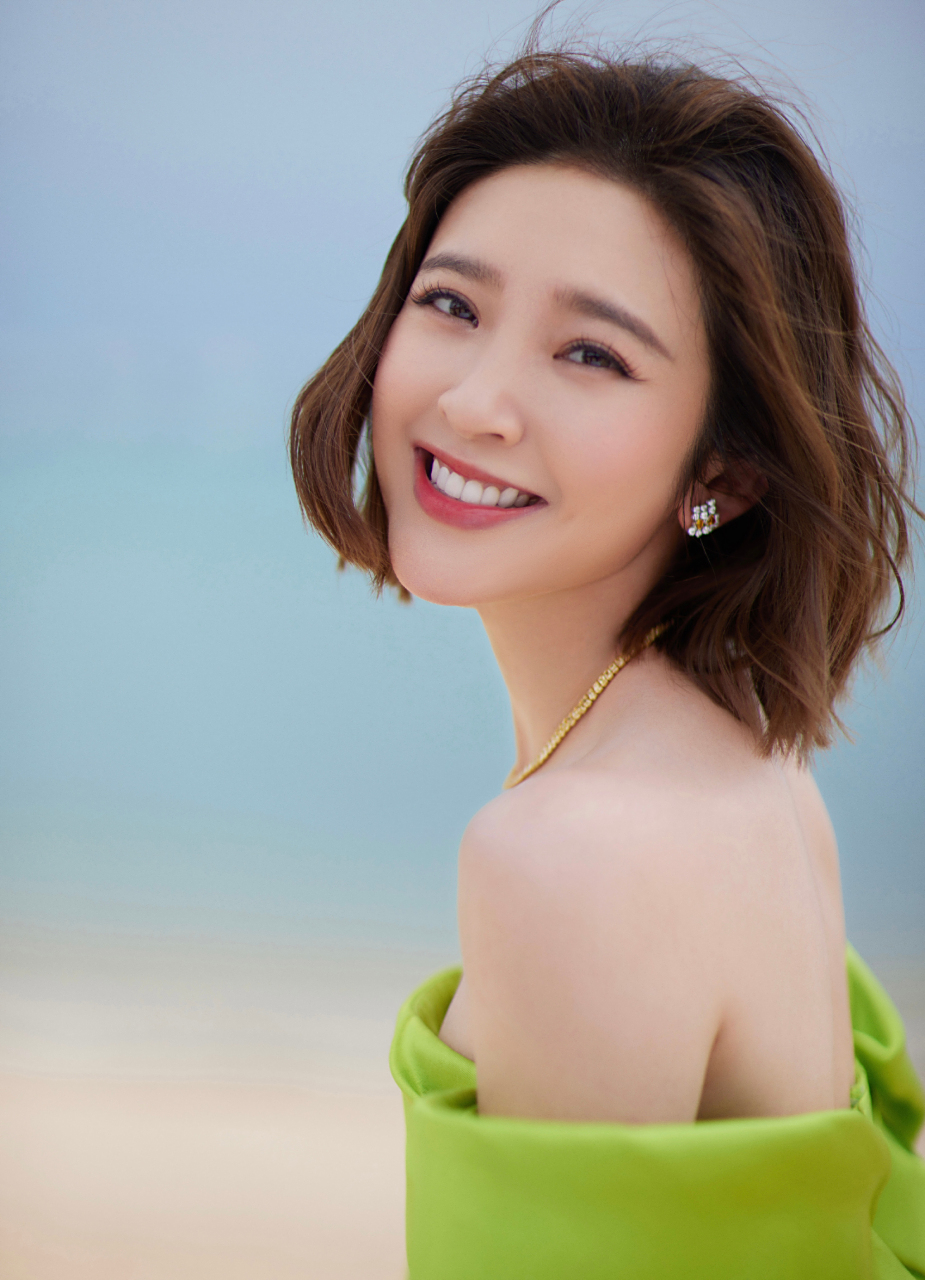 明星生图大赏# #美女# 唐艺昕海边写真,一袭明绿色鱼尾裙,展露优越