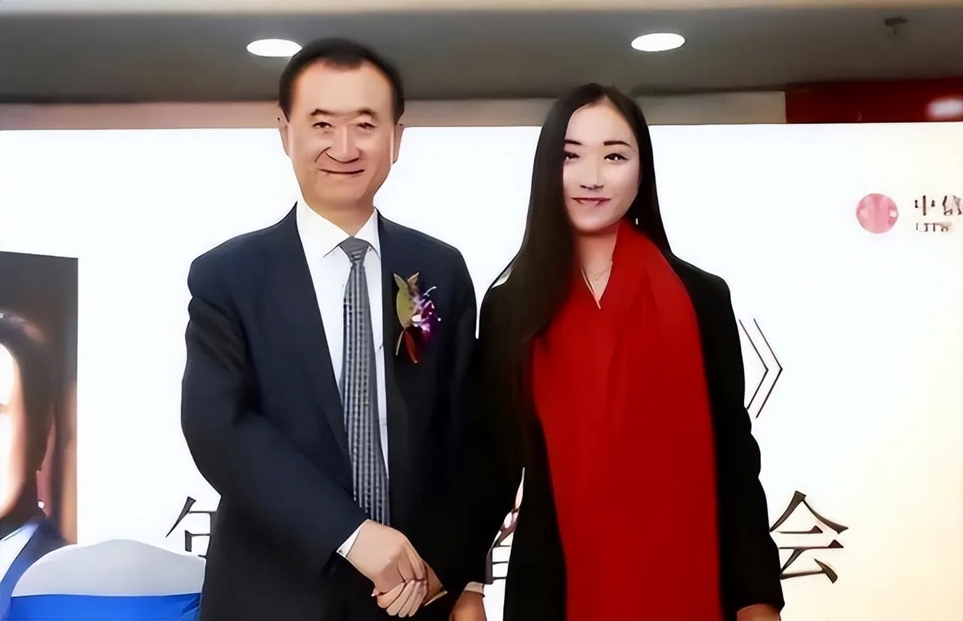 [左上]一次,王健林带着年薪100万的女秘书去应酬,期间,他让女秘书去买