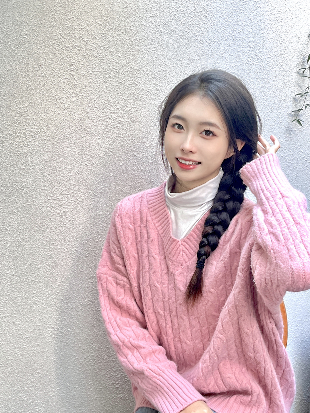 内搭一件白色打底衫和一条牛仔裤扎着三股马尾辫发型漂亮大气清纯