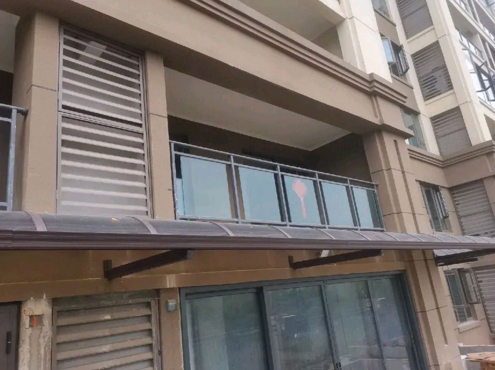 一楼这个雨棚装的有点过分了!