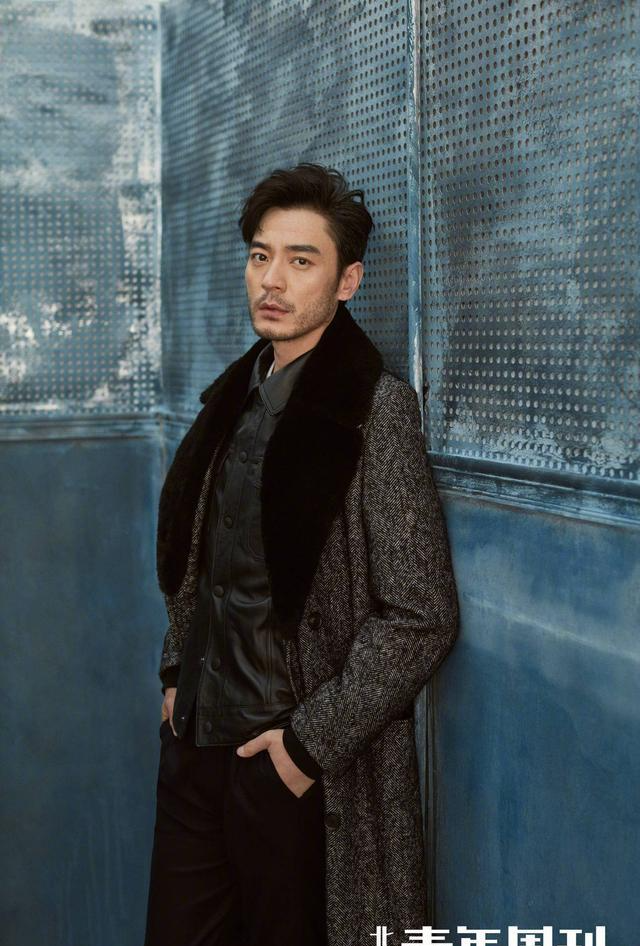 李光洁最近留起胡子渣渣,走起硬汉形象,可没想到袜子出卖了他