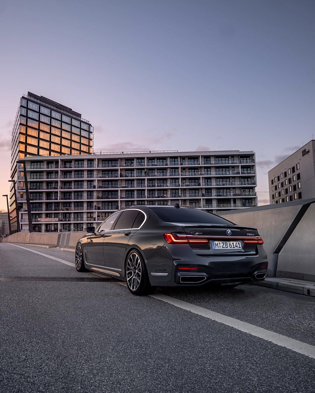 设计经典且v12引擎的一款车型,宝马m760li—v12 585匹马力,是不是你的