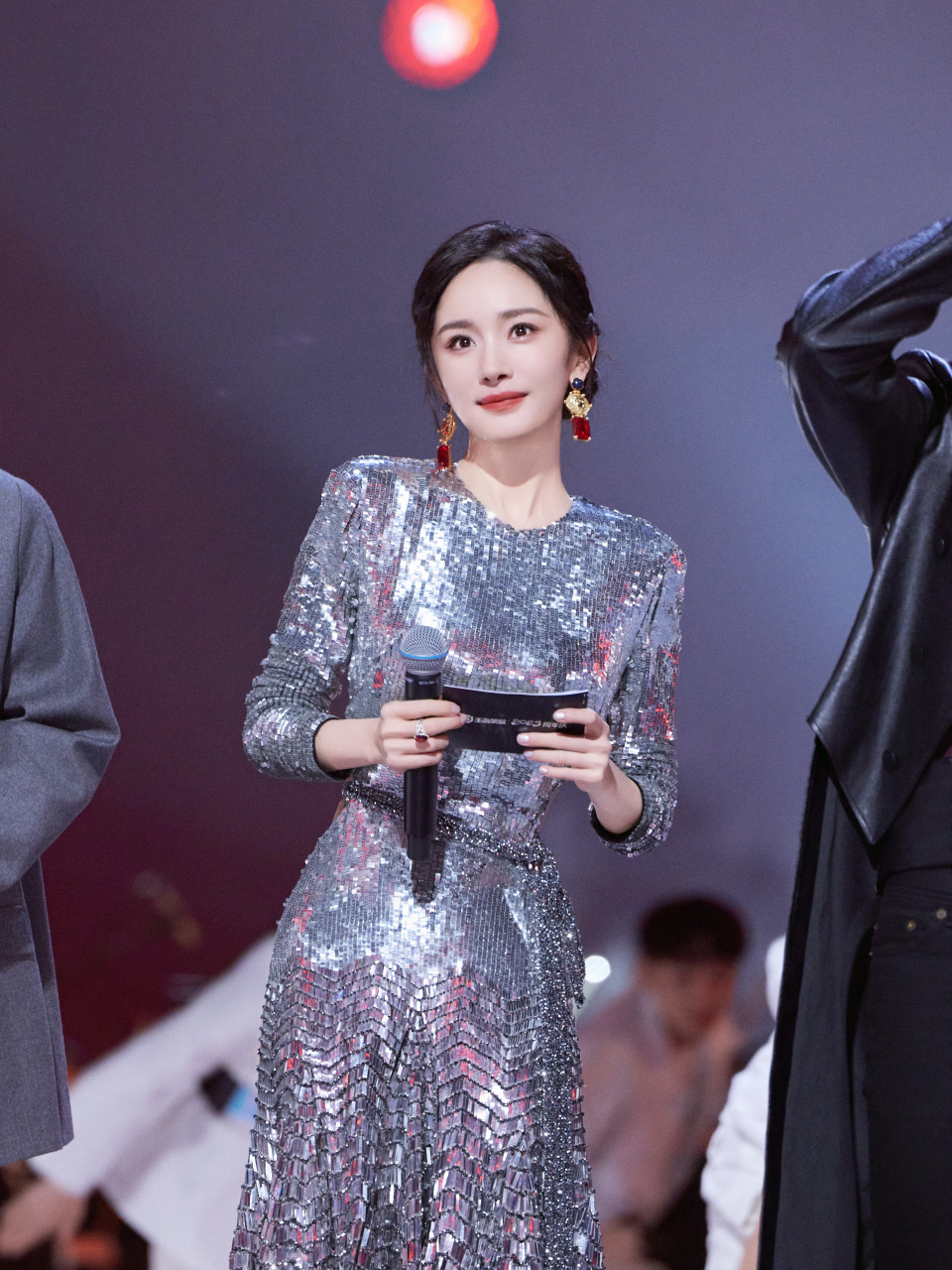 杨幂银色流光裙# 杨幂银色流光露背长裙造型,我愿称为神女下凡 满天